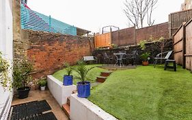 4 Bed Home 3 Mins From Harbour + Sandy Beach